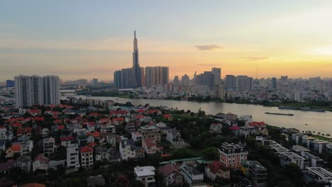 drone aéreo en 4k sobre la ciudad de ho chi minh, río saigon, vietnam