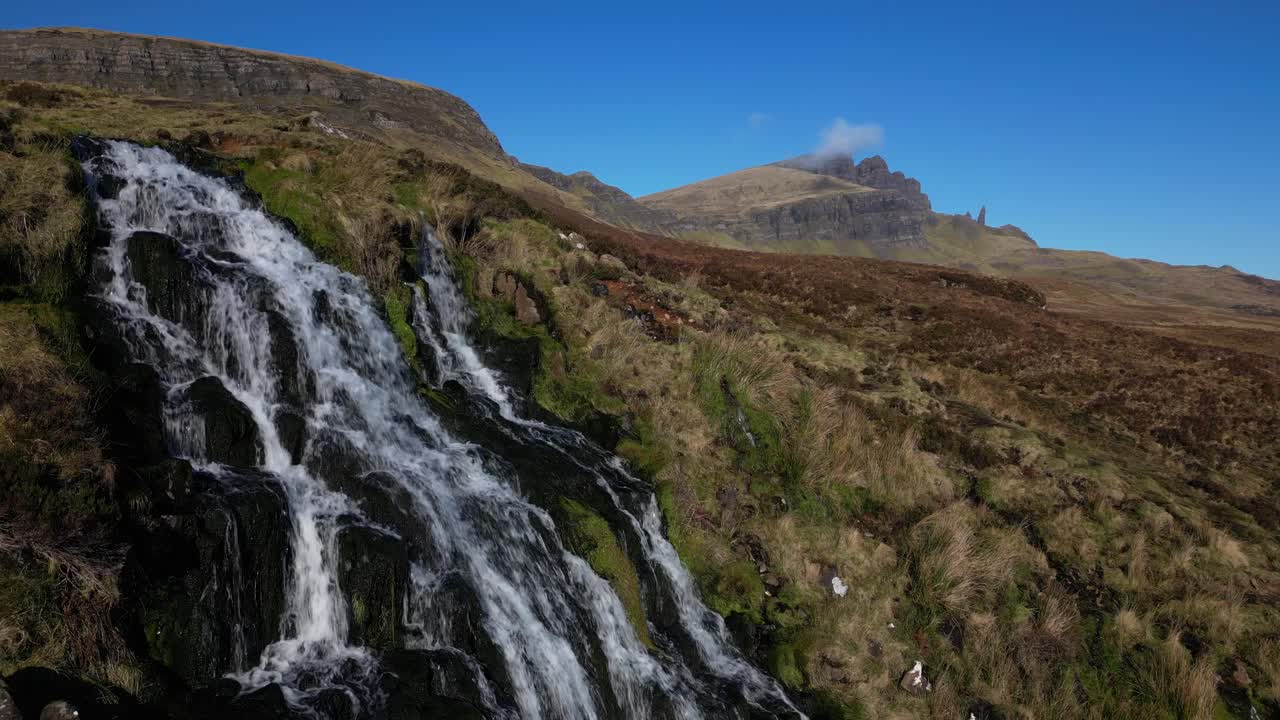 primer plano en cámara lenta de la cascada de las tierras altas escocesas en brides veil falls trotternish isle of skye