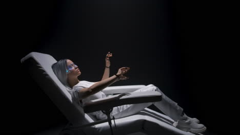 jugador sentado en una silla interactiva en movimiento. mujer experimenta simulación de consola