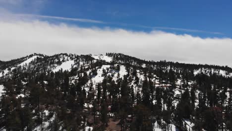 Aerial-perspective-of-icy-mountain-ranges-in-Big-Bear,-California-during-the-Spring-time