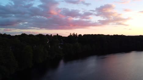 Schöner-Warmer-Lauer-Sommerabend-Tolle-Luftaufnahme-Flugsockel-Runter-Drohne-Aufnahmen-Vom-Schlachtensee-Berlin,-Golden-Orange-Sommer-Sonnenuntergang-2022