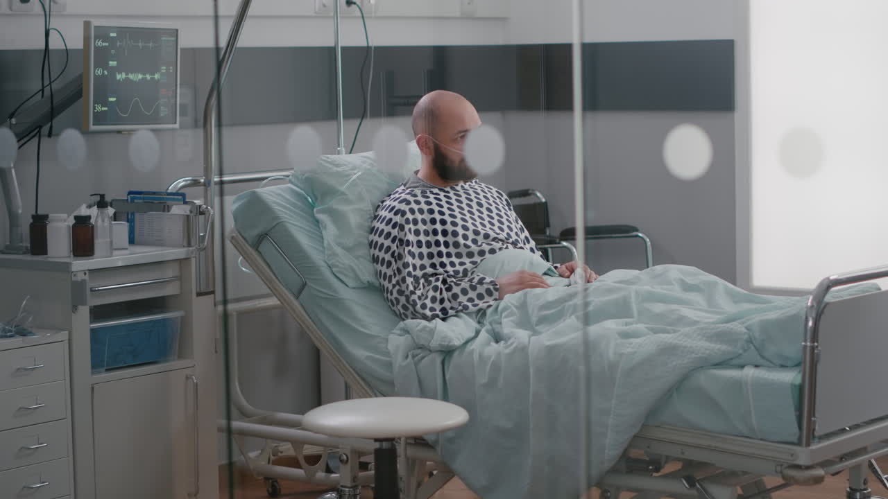 hombre enfermo estresado sentado en la cama esperando tratamiento respiratorio