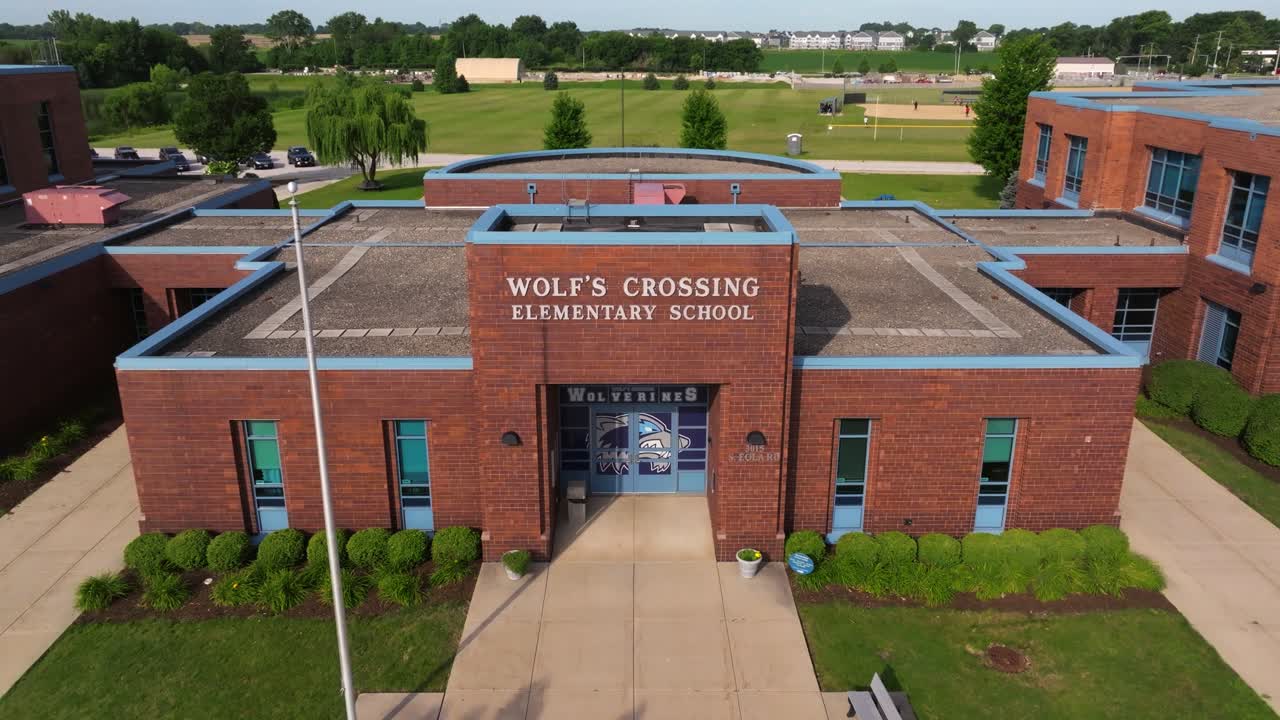 vista exterior de la escuela primaria de wolf's crossing