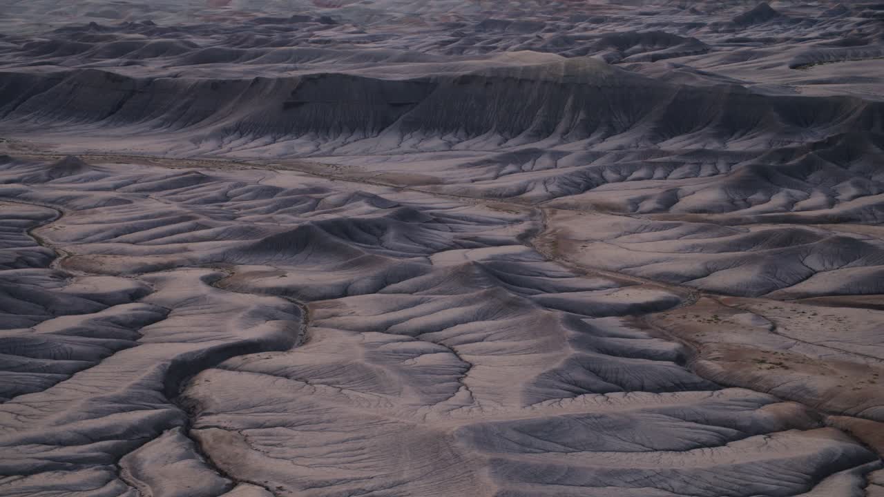 fuertemente erosionado agrietado paisaje desértico seco con suaves tonos azules en el suelo estéril en hanksville utah
