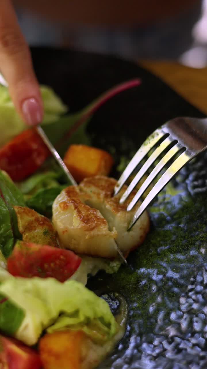 una deliciosa ensalada de mariscos con patatas asadas