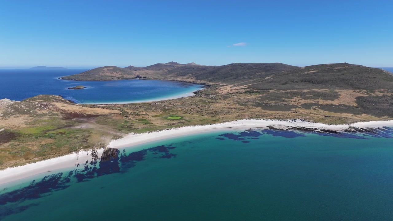 Falkland Adaları'ndaki Carcass Adası'nın vahşi kıyı şeridini ve izole edilmiş manzarasını vurgulayan drone görüntüsü, havadan çekim.