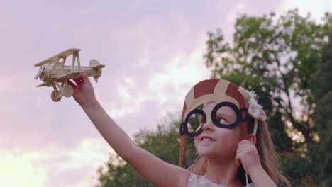 una niña jugando con un avión de juguete