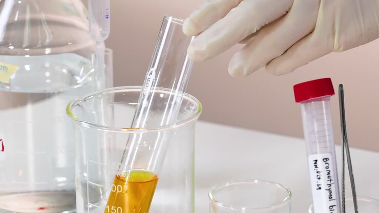 Osservazione del cambiamento di colore del blu di bromotimolo nell'esperimento