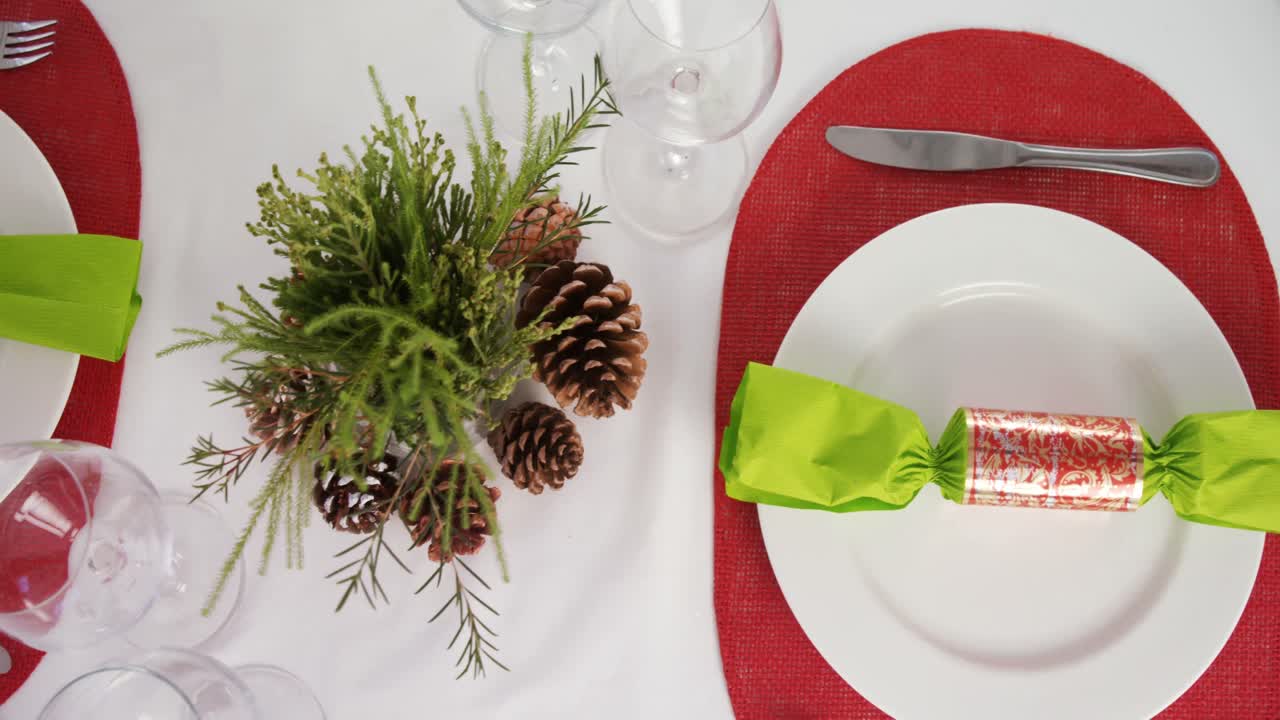 varios cubiertos en la mesa 4k