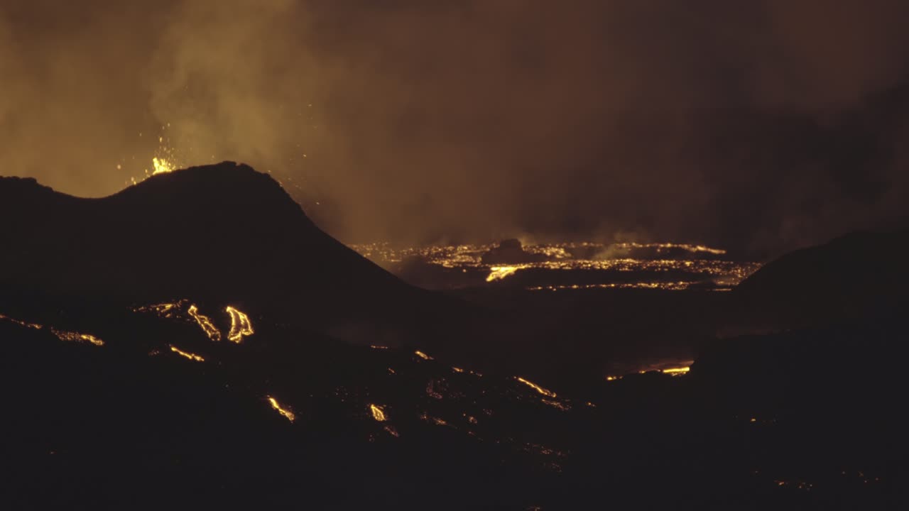 밤에 반이는 용암 폭발 장소 아이슬란드