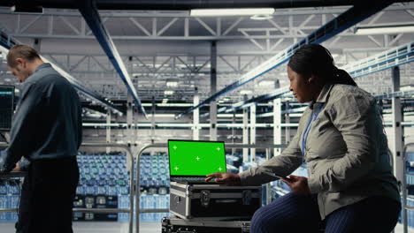 it coworkers monitors server farm activity using isolated screen laptop