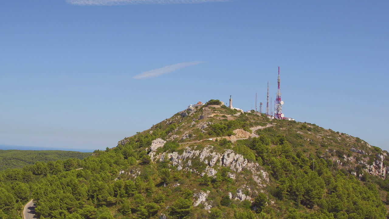 스페인 메노르카 섬에 있는 몬테 토로의 공중 전망과 산길을 이용하는 자동차