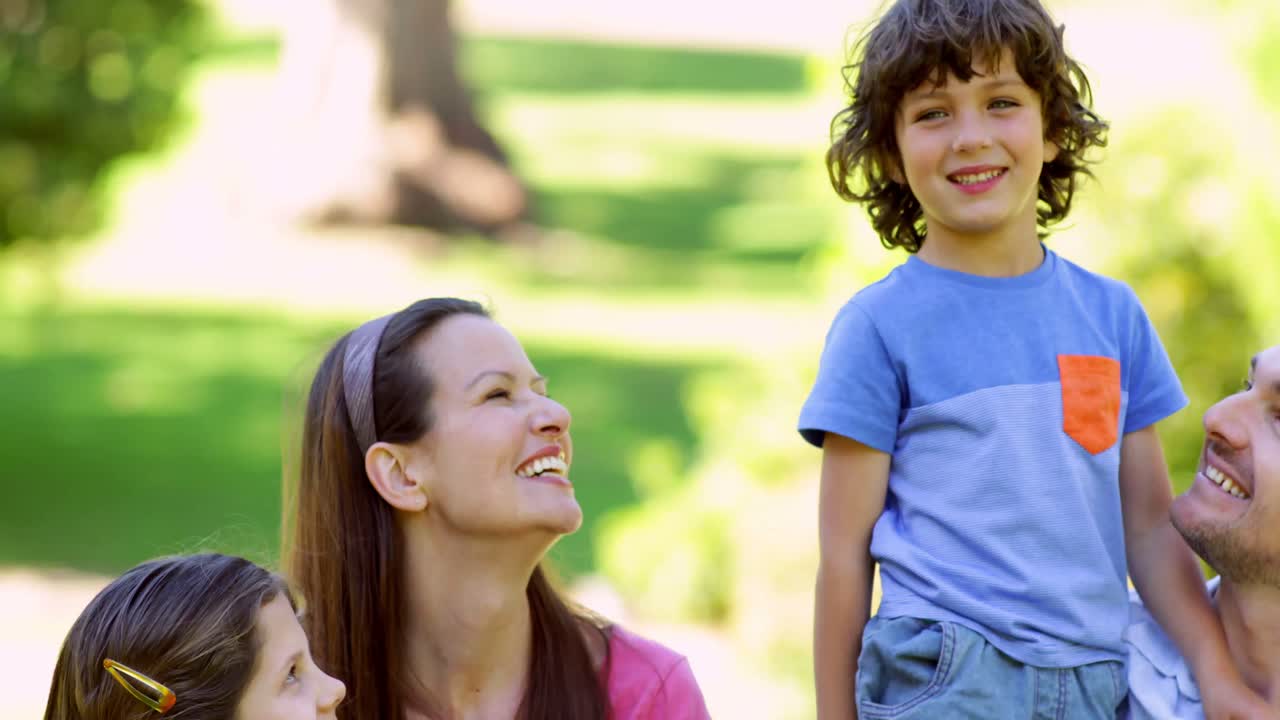 공원에서 함께 휴식을 취하는 귀여운 가족