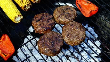 hornear carne y verduras en la barbacoa