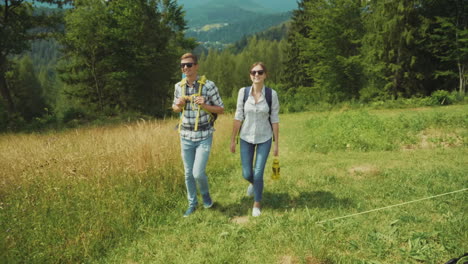 Ein-Junges-Paar-Touristen-Gehen-Auf-Den-Campingplatz-Aktive-Lebensweise-Junge-Menschen-In-Der-Natur-Hd-Video