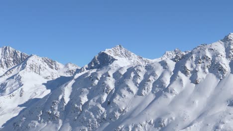 提羅爾阿爾卑斯山脈的岩石和雪地山脊的細節 - 截圖