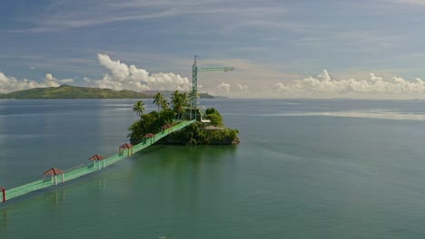 Punto-De-Vista-Aéreo-Sobre-El-Puente-Colgante-Bacuag-Y-El-Islote-Pulpo