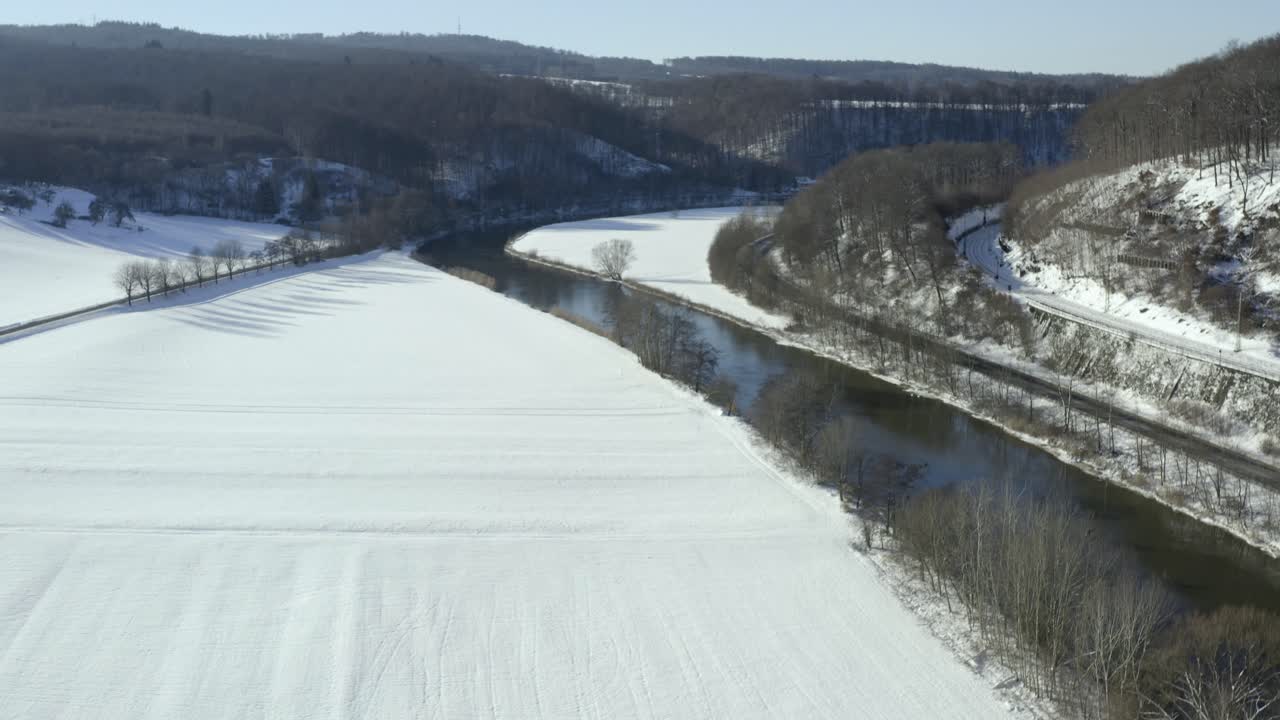 독일의 경치가 좋고 편안한 겨울 풍경의 드론 공중