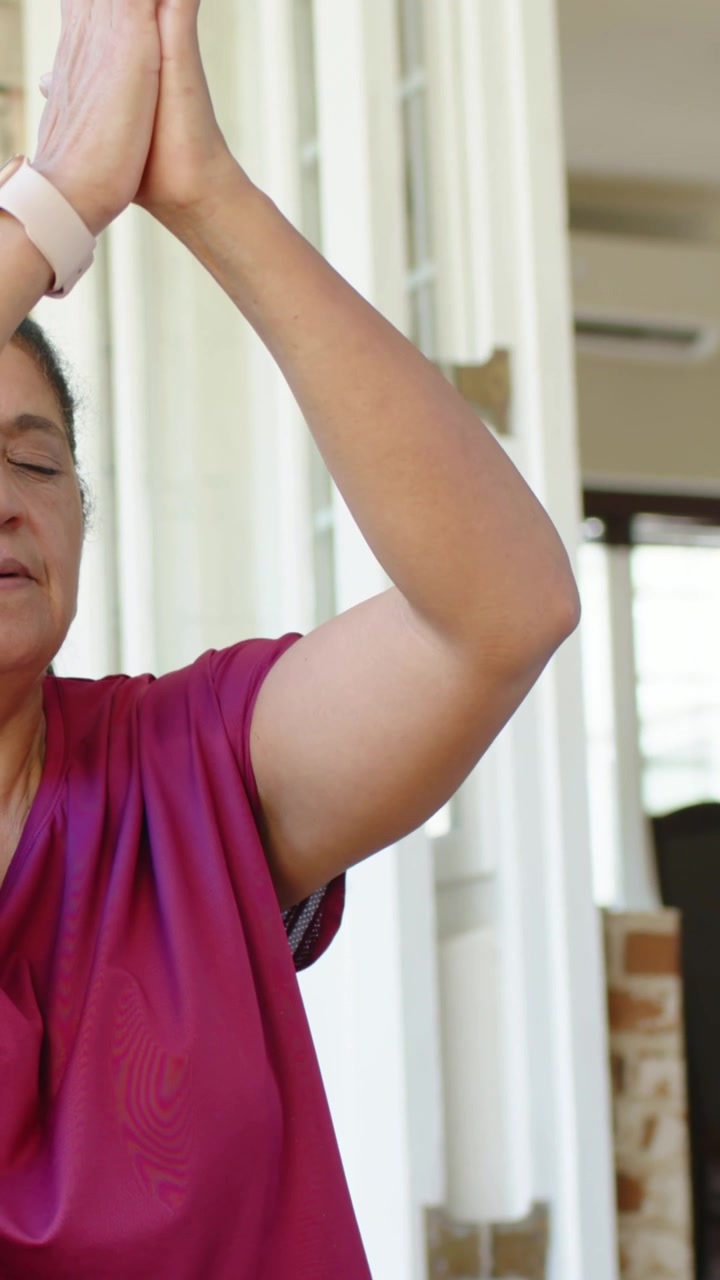 Video vertical: Mujer orando en casa con las palmas juntas, desplazándose a la derecha, con un anillo visible y espacio para texto.