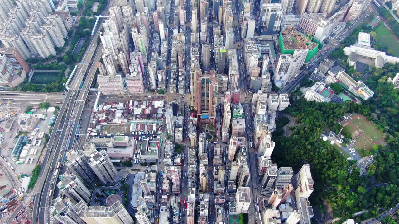 hong kong central, vista aérea de arriba hacia abajo del tráfico y los rascacielos de la ciudad