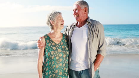 Pareja-De-Ancianos-Jubilados-De-Pie-Cerca-Del-Mar