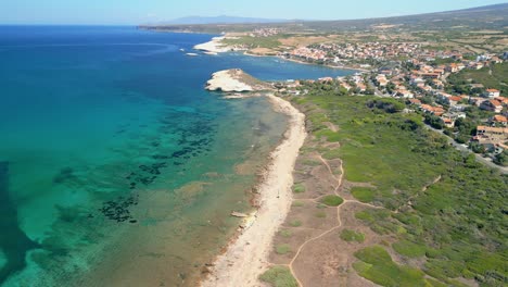 Cerdeña-Italia-Pueblo-Pesquero-Playa-De-Arena-Blanca-Turismo-Europeo