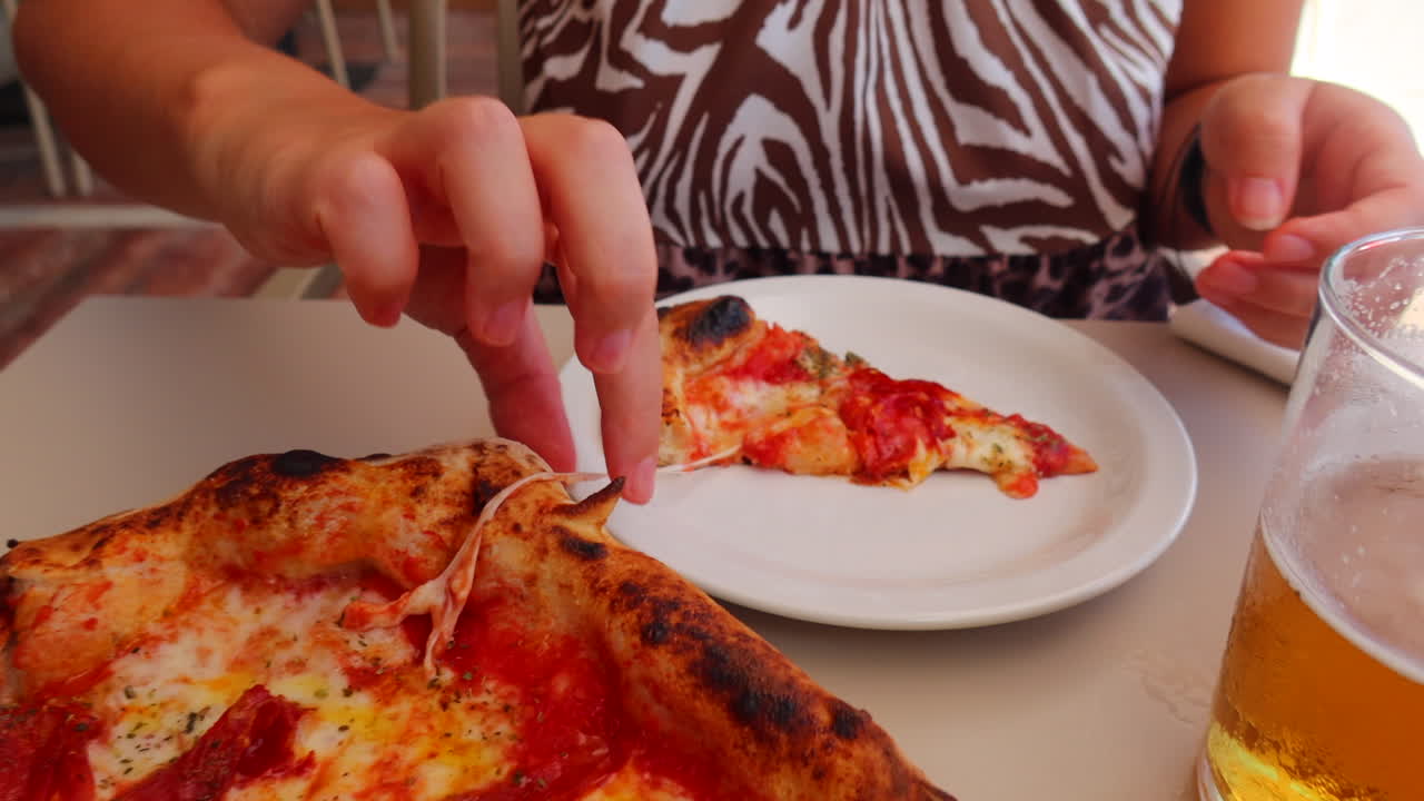 prendere una fetta di una tradizionale pizza italiana al pepperoni, crosta perfetta, vera e propria pizza napoletana, 4k shot