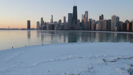 Chicago-En-Invierno---Drone-Volando-Sobre-Enormes-Trozos-De-Hielo-En-El-Lago-Michigan,-Revela-El-Horizonte-De-La-Ciudad-De-Chicago