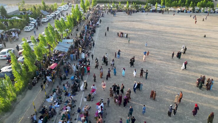 los aficionados al fútbol se unen en la oración en el estadio