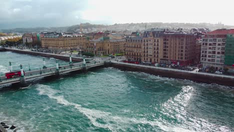 San-Sebastián-Con-Aguas-Turbulentas-En-Un-Día-Ventoso-Con-Autobús-De-Dos-Pisos-Sobre-Un-Puente