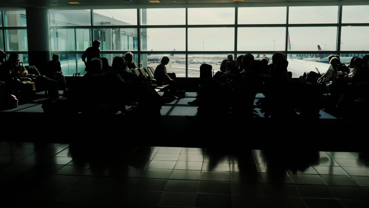 siluetas de personas en la terminal del aeropuerto