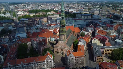 Vídeo-Cinematográfico-Con-Drones-De-La-Iglesia-Luterana-De-San-Pedro-En-Riga,-Letonia