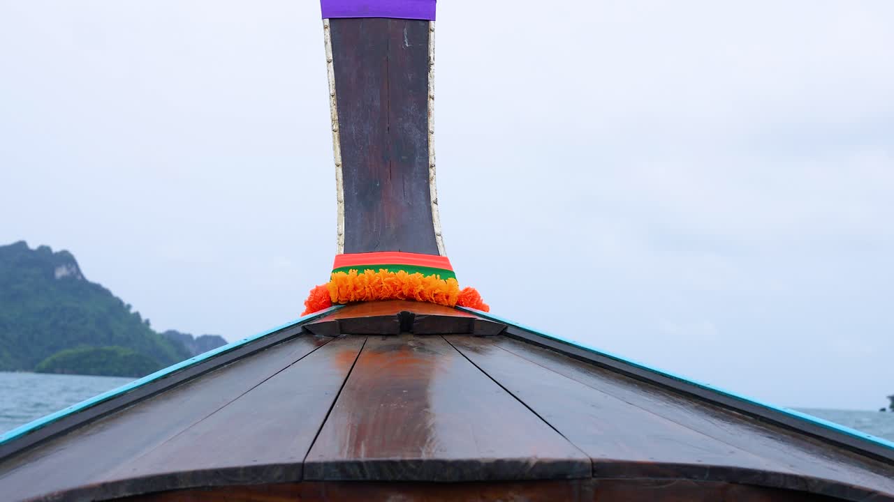 태국 크라비의 레일리 해변 근처의 경치 좋은 보트 여행