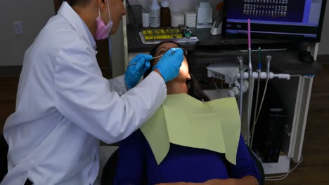 Männlicher-Zahnarzt-Untersucht-Eine-Patientin-4k
