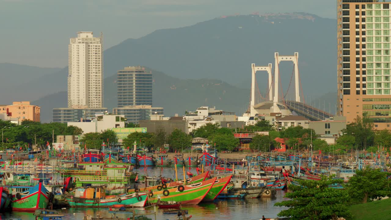 de la ciudad costera de da nang en el centro de vietnam conocida por sus playas de arena, rascacielos con vistas a las montañas