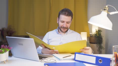 Hombre-Trabajador-De-Oficina-En-Casa-Mirando-Archivos-De-Papeleo.