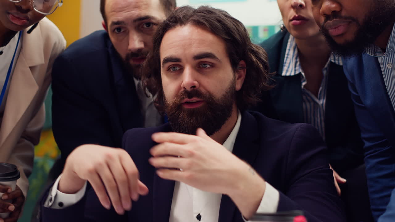 감독은 일주일 끝에 팀원들이 작업한 것을 검토합니다.