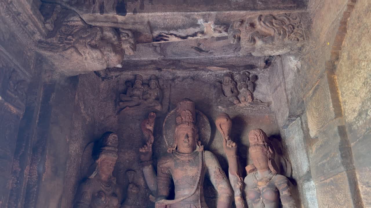Una scultura rupestre del Signore Vishnu scolpita nelle scogliere di arenaria rossa del Tempio della grotta di Badami n. 3, Karnataka