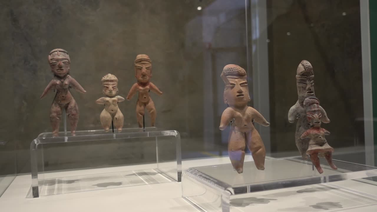 멕시코 의 코르테스 궁전 내부 에 있는 멕시코 의 고대 문화 의 여성 점토 조각