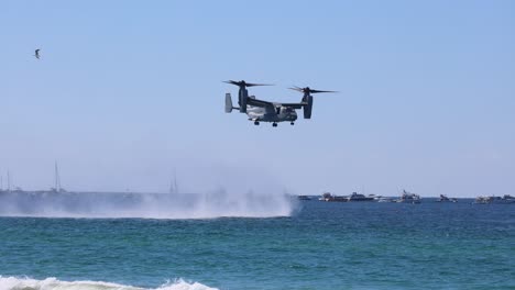 aeronaves osprey que realizan operaciones de vuelo cerca de la costa