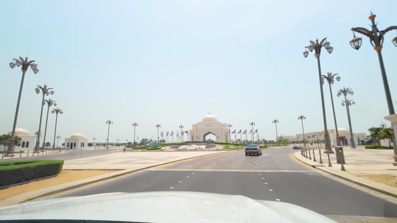 pov desde un coche que conduce a la entrada principal del palacio presidencial en abu dhabi, emiratos árabes unidos