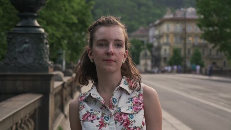 Bella ragazza che cammina per strada a Praga, Repubblica Ceca