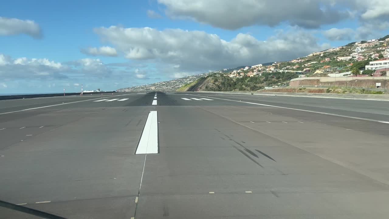despegue inicial desde el aeropuerto de funchal, isla de madeira, visto por los pilotos en una pista de despegue en tiempo real 23