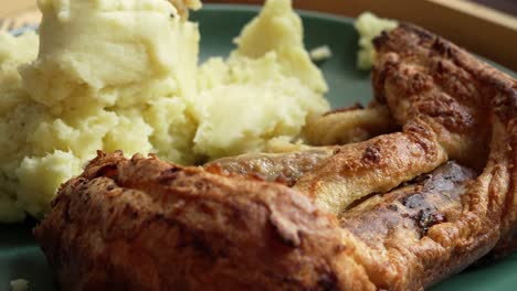 Britisches-Essen-„Toad-In-The-Hole“-Mit-Kartoffelpüree-Auf-Dem-Teller