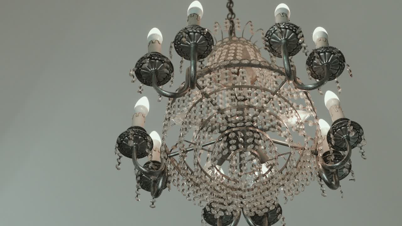 밝고 우아한 방에 걸려 있는 고급 크리스탈 샹들리에