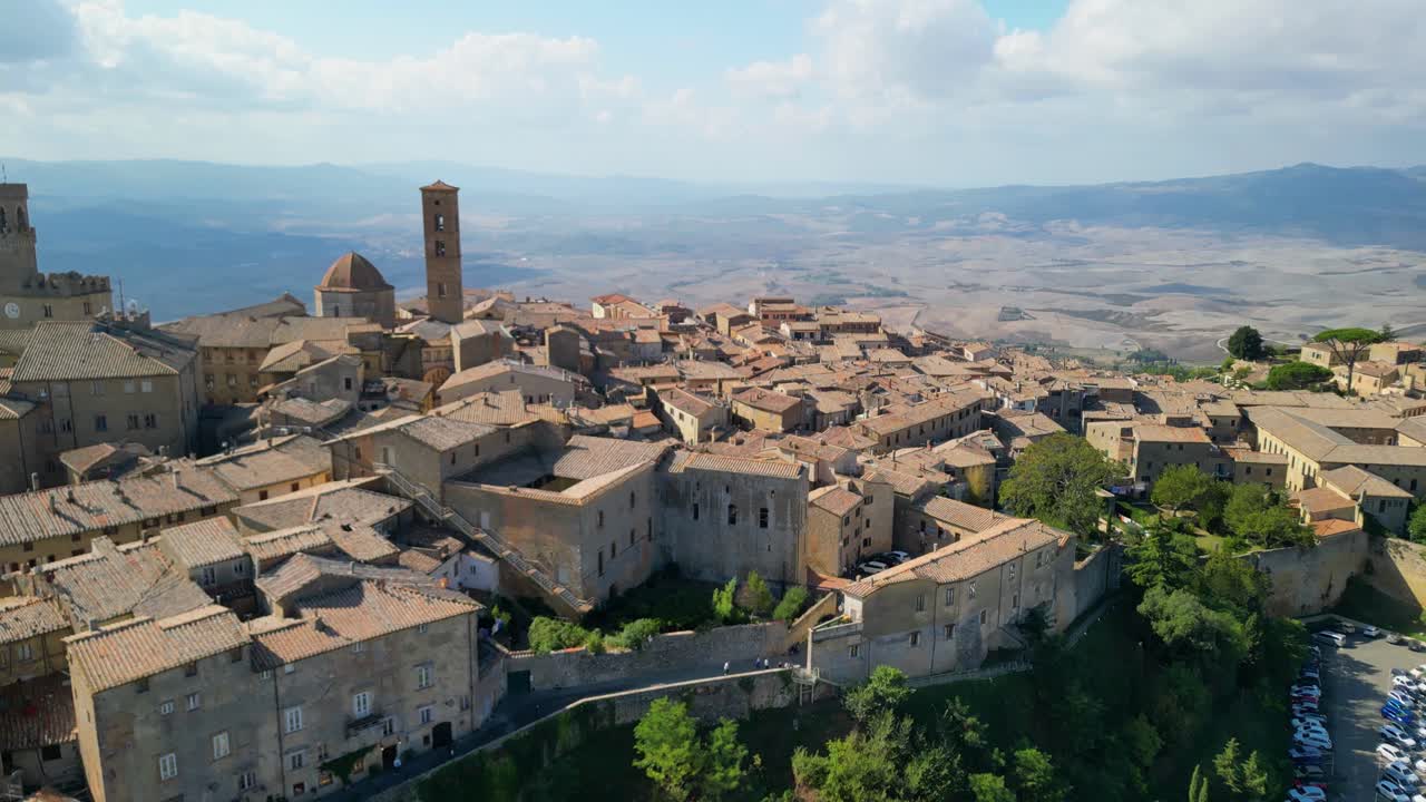 vista desde arriba sobre la comuna italiana de volterra, arquitectura romana, domingo