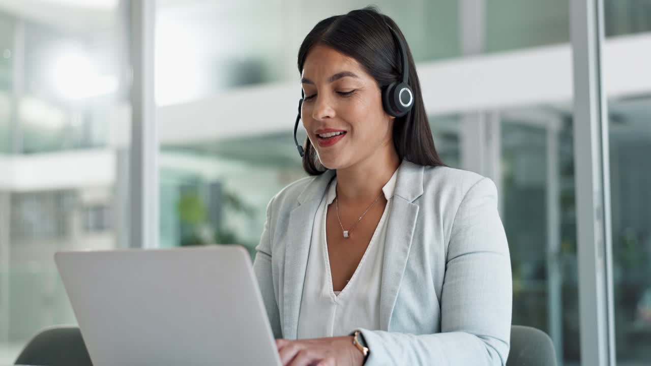 mujer de negocios en una llamada telefónica