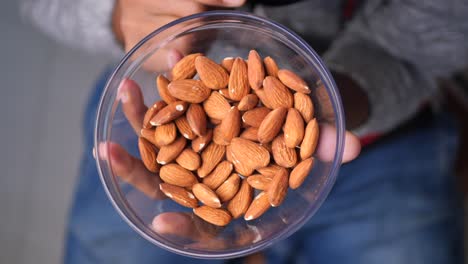 almendras en un cuenco