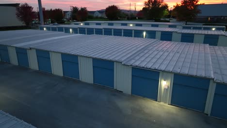 unidades de almacenamiento iluminadas al anochecer