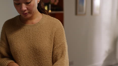 primer plano de una mujer en casa en la cocina preparando verduras frescas saludables para una comida vegetariana o vegana cortando zanahorias a bordo 2